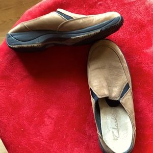 Clark’s tan leather suede slides 7.5 W